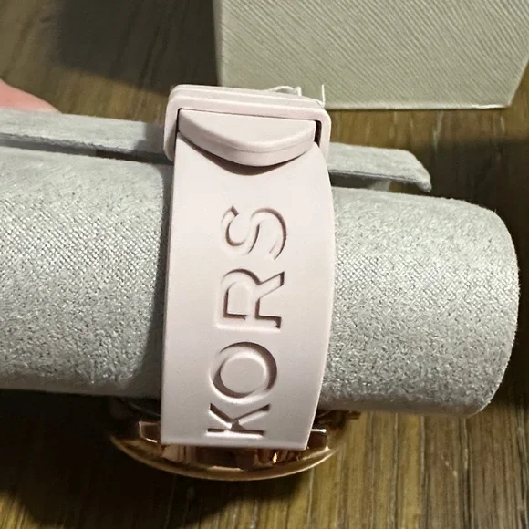 Michael Kors Blush Pink and Rose Gold Women's Watch - Picture 4 of 7